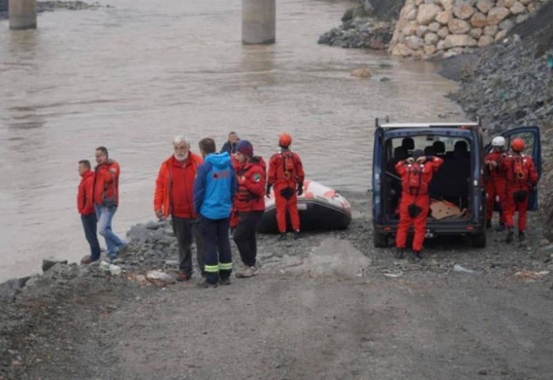 FUCZ: Potraga za drugim turskim državljaninom koji je pao u rijeku Bosnu